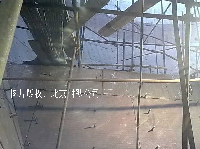 落煤下料管內(nèi)襯抗沖擊復(fù)合鋼板的安裝現(xiàn)場(chǎng) 落煤下料管內(nèi)襯耐磨板